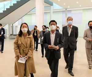 도립미술관에서 정인화 시장님과함께 이경모사진전을 관람